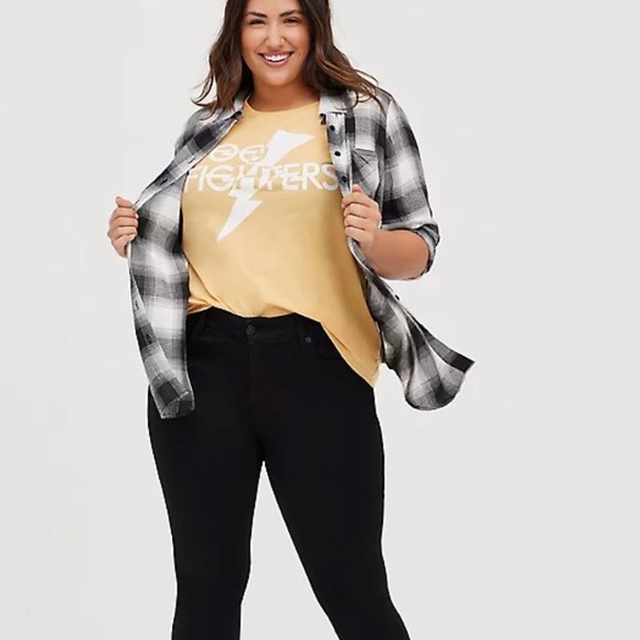 TORRID WOMEN’S CLASSIC FIT CREW TEE - FOO FIGHTERS MUSTARD YELLOW SIZE 0X NWT - Picture 3 of 5